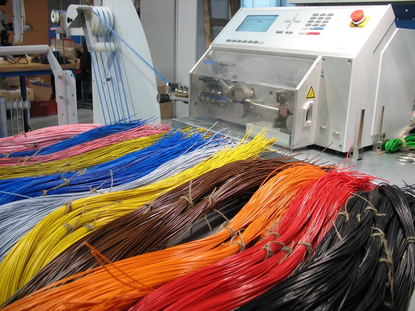 Резка и зачистка провода